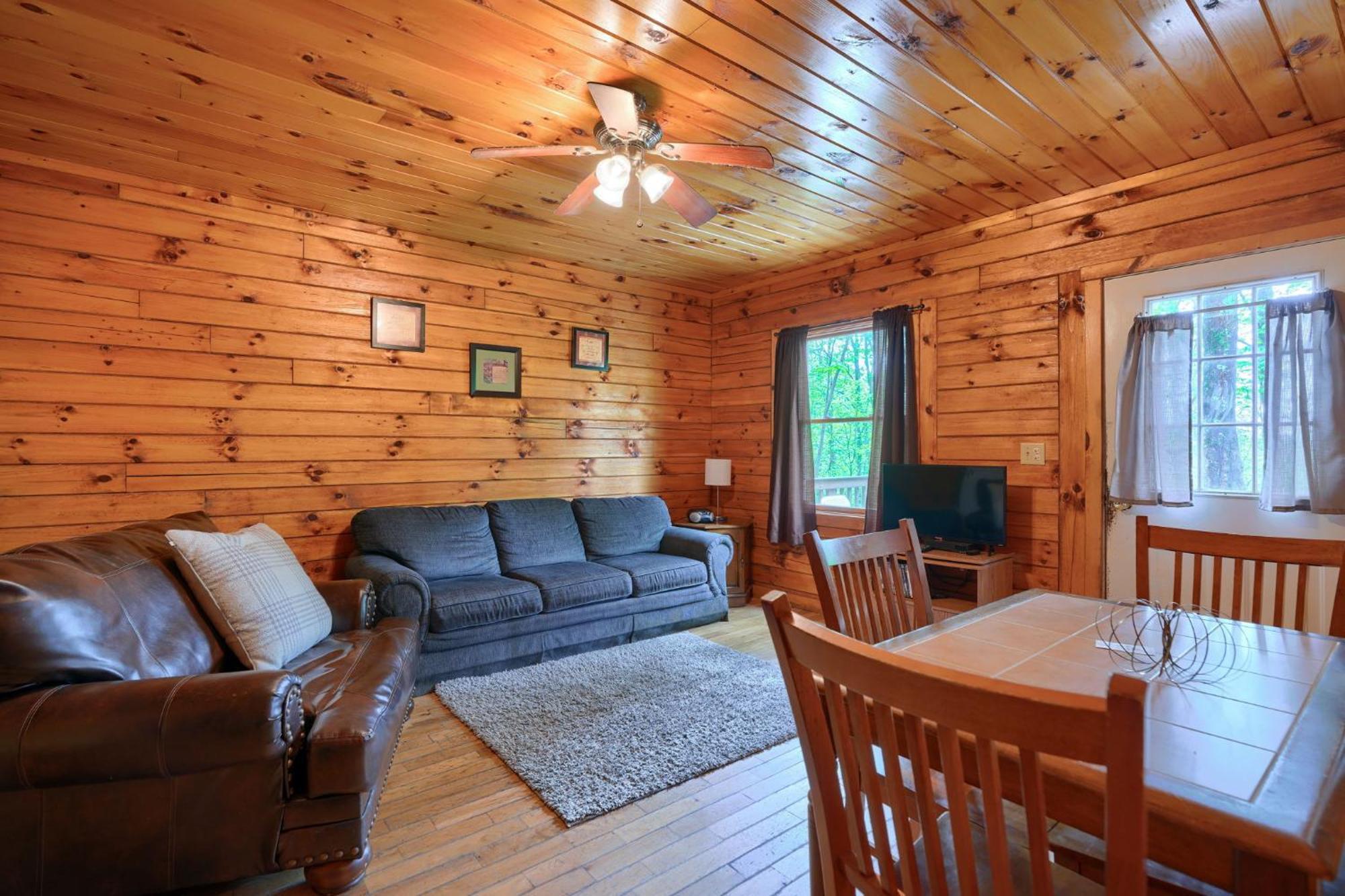 Blue Rose Cabins - Pine Ridge Cabin Logan Exterior photo